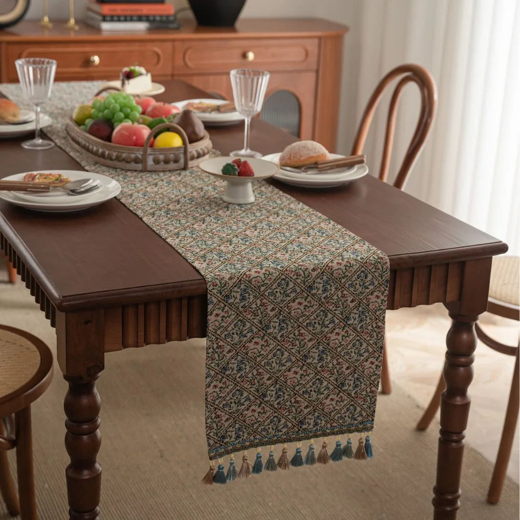 Chemin de Table Jacquard Rétro à Franges – Élégance Vintage et Charme Artistique