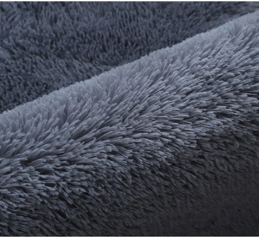 Tapis moelleux gris foncé