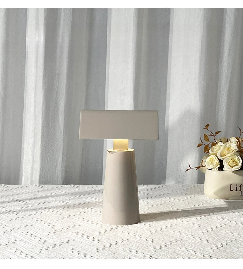 Lampe de Table Danoise Caret MF1 – Élégance Moderne et Recharge Sans Fil