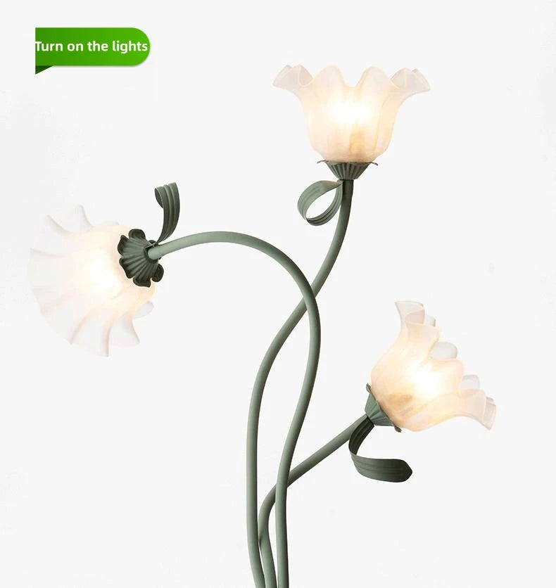 Lampe sur pied florale à 3 fleurs de lys