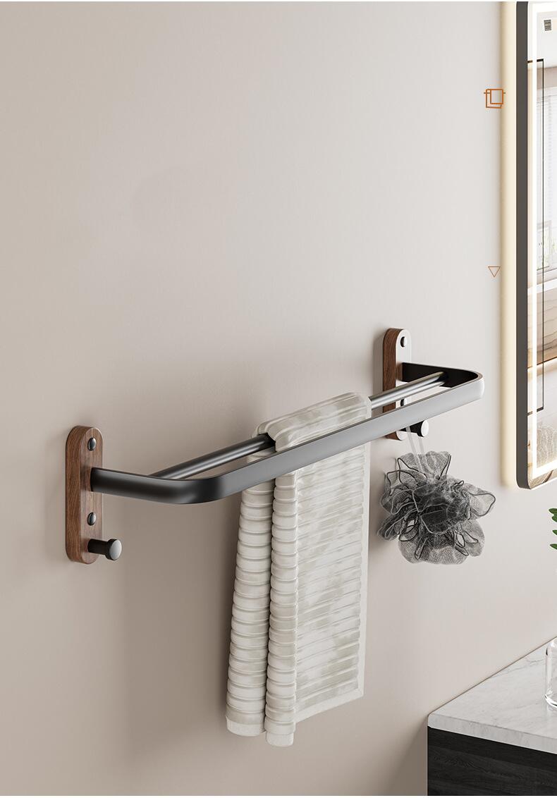 Accessoires de salle de bain en bois de noyer et métal noir