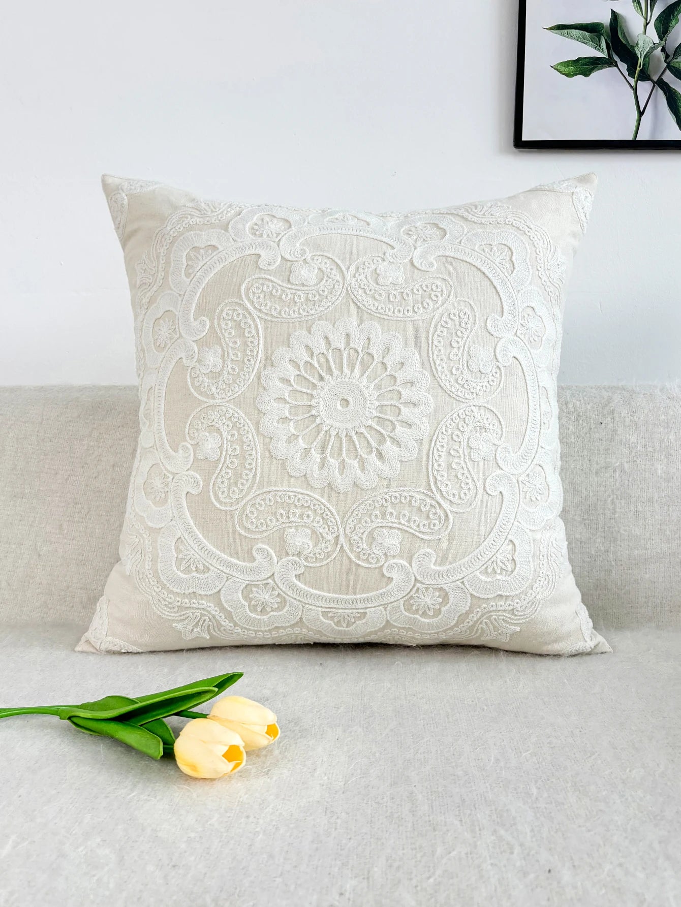 Housse de coussin ronde brodée à la main – Élégance artisanale pour une touche décorative raffinée