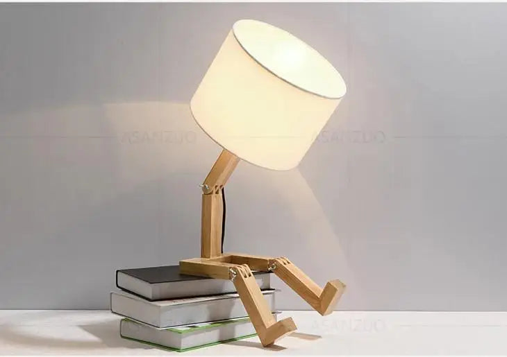 Lampe de Table en Bois Forme Robot – Décoration Artistique et Luminaire Design