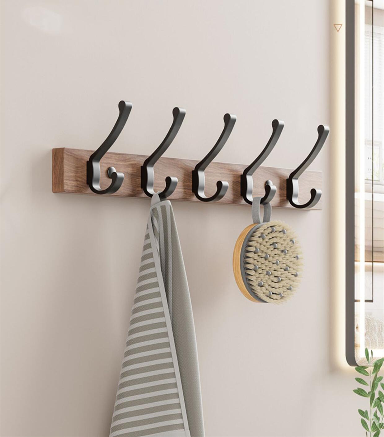 Accessoires de salle de bain en bois de noyer et métal noir