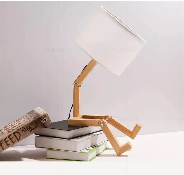 Lampe de Table en Bois Forme Robot – Décoration Artistique et Luminaire Design