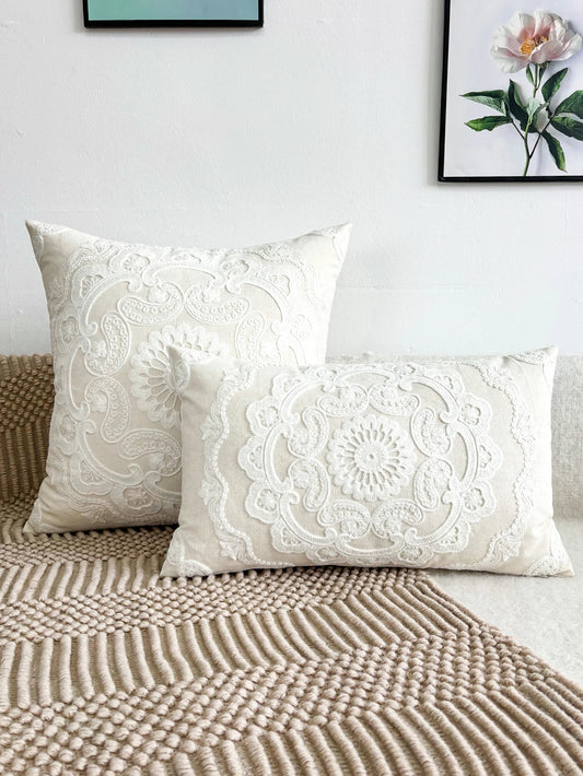 Housse de coussin ronde brodée à la main – Élégance artisanale pour une touche décorative raffinée