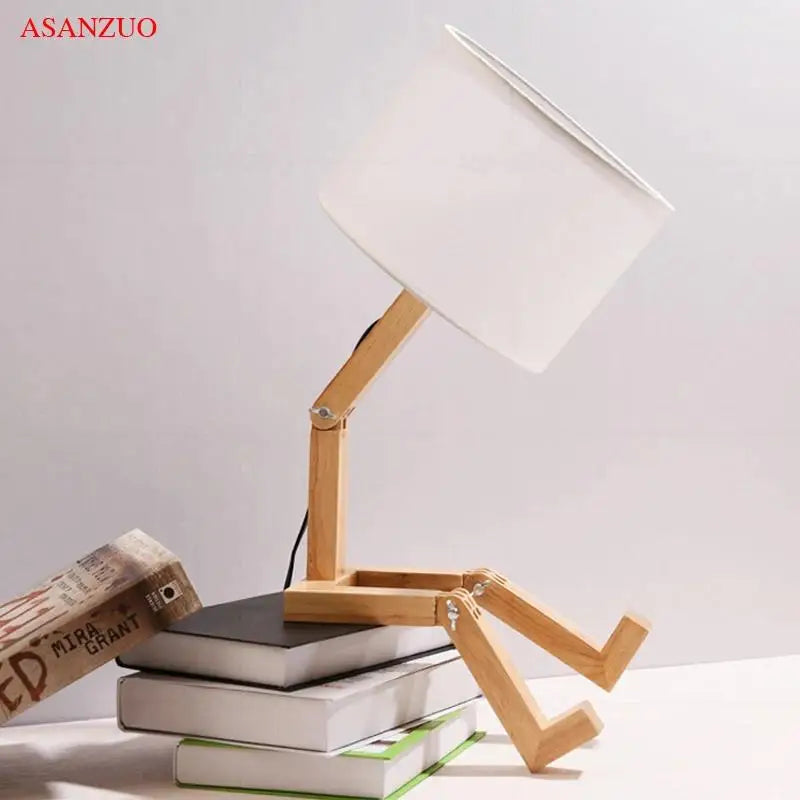 Lampe de Table en Bois Forme Robot – Décoration Artistique et Luminaire Design