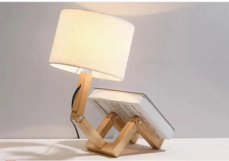 Lampe de Table en Bois Forme Robot – Décoration Artistique et Luminaire Design