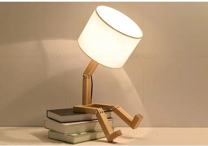 Lampe de Table en Bois Forme Robot – Décoration Artistique et Luminaire Design