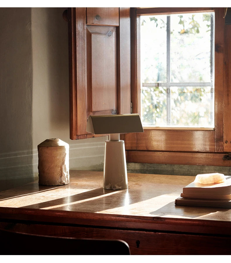 Lampe de Table Danoise Caret MF1 – Élégance Moderne et Recharge Sans Fil