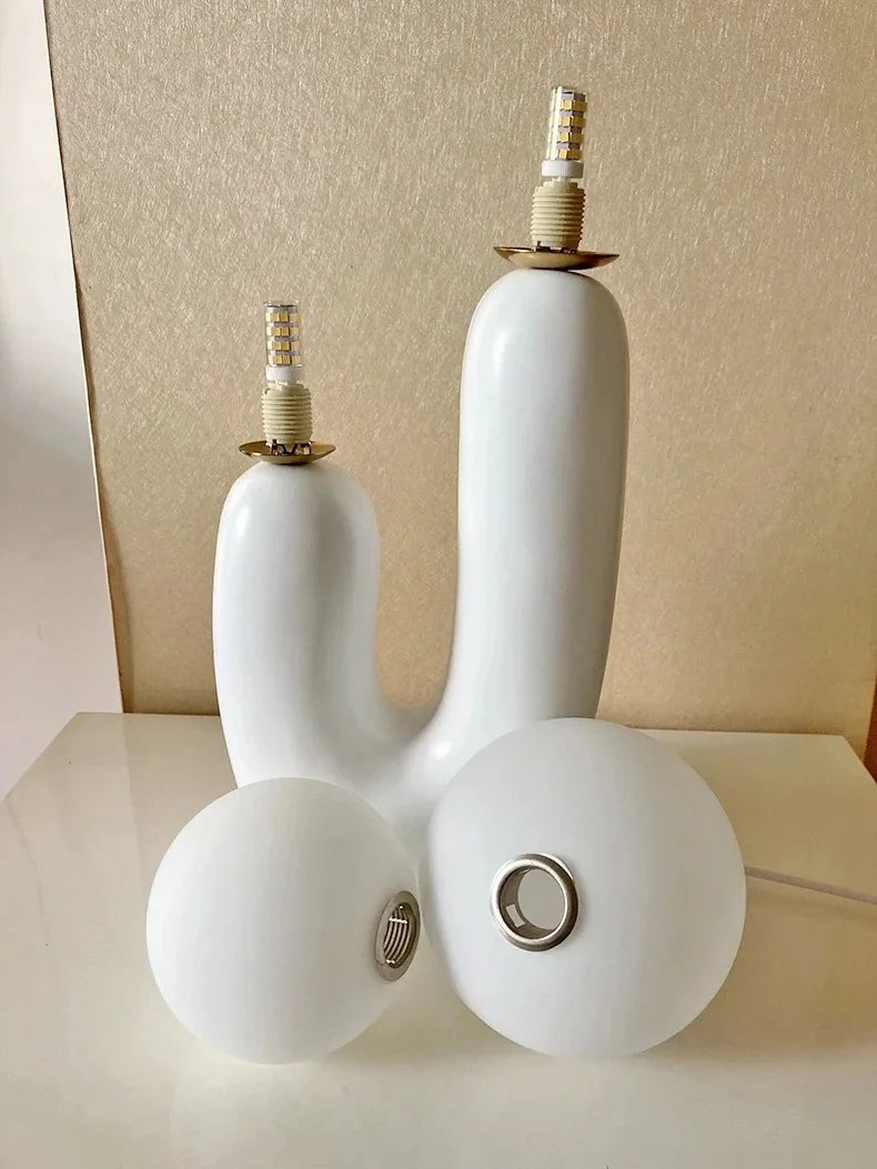 Lampe de Table Double Boule en Verre – Élégance Sculpturale et Lumière Douce