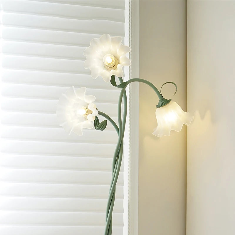Lampe sur pied florale à 3 fleurs de lys